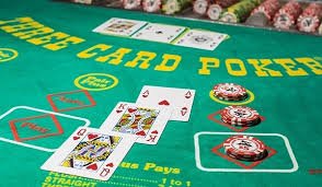 Pengguna mengecek referral melalui ponsel